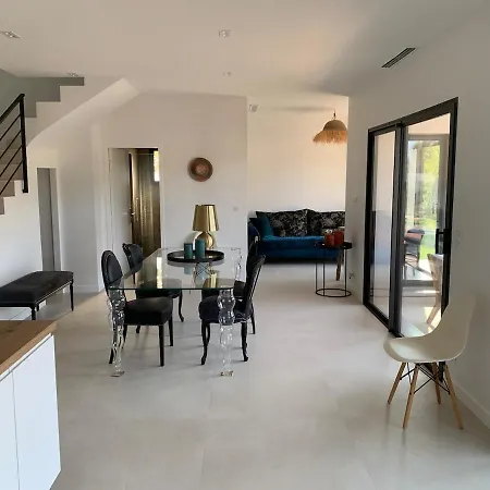 Californian 4 Bedrooms 别墅